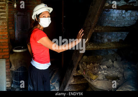 Lalitpur, Nepal. 3. Mai 2015. Eine Mädchen reagieren auf Kamera, wie sie ihr Hab und gut von ihrem teilweise beschädigten Haus zu sammeln. Die 2015 Erdbeben in Nepal, die mehr als 7.000 Menschen getötet und verletzt mehr als doppelt so viele, am 25 April, der Moment-Magnitude 7.8. Es war die stärkste Katastrophe Streikrecht Nepal seit 1934 Nepal – Bihar Erdbeben. © Prabhat Kumar Verma/Pacific Press/Alamy Live-Nachrichten Stockfoto