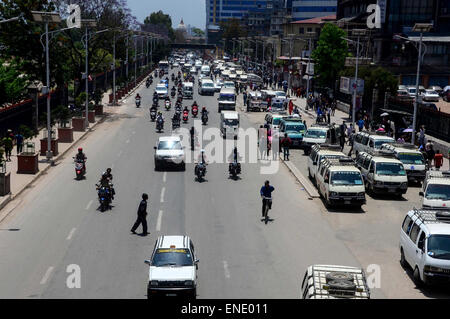 Kathmandu, Prabhat Kumar Verma/Pacific Press. 3. Mai 2015. Fahrzeuge auf der Straße bei Kathmandu verschoben. Die 2015 Erdbeben in Nepal, die mehr als 7.000 Menschen getötet und verletzt mehr als doppelt so viele, am 25 April, der Moment-Magnitude 7.8. © Prabhat Kumar Verma/Pacific Press/Alamy Live-Nachrichten Stockfoto