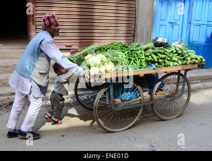 Lalitpur, Prabhat Kumar Verma/Pacific Press. 3. Mai 2015. Ein Anbieter mit seinem Kind Gemüse zu verkaufen. Lalitpur, gehört zu der Stadt, die von dem Erdbeben betroffen war, gab es ein beträchtlichen Schaden, aber die meisten Gebäude waren noch intakt. Die 2015 Erdbeben in Nepal, die mehr als 7.000 Menschen getötet und verletzt mehr als doppelt so viele, am 25 April, der Moment-Magnitude 7.8. © Prabhat Kumar Verma/Pacific Press/Alamy Live-Nachrichten Stockfoto