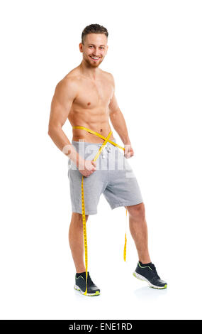 Sportlicher Mann mit Maßband auf dem weißen Hintergrund Stockfoto