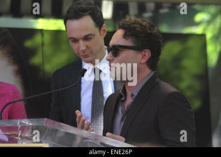 Kaley Cuoco erhält den 2,532nd Stern auf dem Hollywood Walk of Fame und ist durch die Besetzung des Urknalls verbunden!  Mit: Johnny Galecki wo: Los Angeles, California, Vereinigte Staaten von Amerika bei: 29. Oktober 2014 Stockfoto