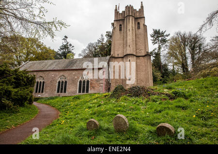 Alten normannischen Kirche am Cockington Country Park mit drei Grabsteine im Vordergrund Stockfoto