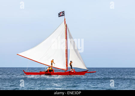 Weißen und roten Piraten Segelschiff am Horizont des tropischen Meeres mit gelben Sandstrand Philippens Boracay island Stockfoto