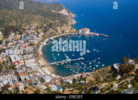 Luftaufnahme von Avalon Harbor auf Catalina Island an der Küste von Südkalifornien. Stockfoto