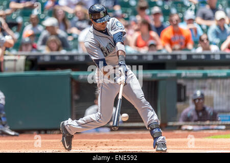 Houston, TX, USA. 3. Mai 2015. Seattle Mariners Center Fielder Austin Jackson (16) Garten, während die MLB Baseball Spiel zwischen der Houston Astros und die Seattle Mariners von Minute Maid Park in Houston, Texas. Rudy Hardy/CSM/Alamy Live-Nachrichten Stockfoto