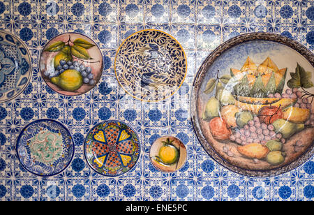 Handgemalte Platten als Wanddekoration in mexikanischen Töpferei Stockfoto
