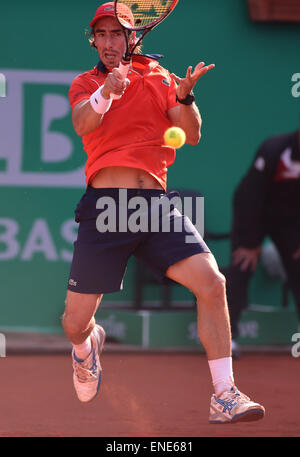 Istanbul, Türkei. 3. Mai 2015. Pablo Cuevas von Uruguay kehrt den Ball während der Herren Einzel Finale gegen Roger Federer der Schweiz im Jahr 2015 ATP World Tour Istanbul Open in Istanbul in der Türkei am 3. Mai 2015. Pablo Cuevas verloren 0-2. © He Canling/Xinhua/Alamy Live-Nachrichten Stockfoto