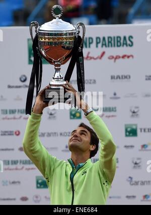 Istanbul, Türkei. 3. Mai 2015. Roger Federer der Schweiz hebt die Trophy, nachdem die Männer am 3. Mai 2015 Finale gegen Pablo Cuevas von Uruguay in 2015 ATP World Tour Istanbul Open in Istanbul, Türkei, Singles. Roger Federer gewann 2: 0. © He Canling/Xinhua/Alamy Live-Nachrichten Stockfoto