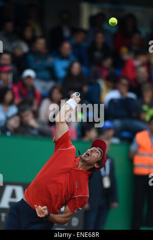 Istanbul, Türkei. 3. Mai 2015. Pablo Cuevas von Uruguay dient während der Herren Einzel Finale gegen Roger Federer der Schweiz im Jahr 2015 ATP World Tour Istanbul Open in Istanbul in der Türkei am 3. Mai 2015. Pablo Cuevas verloren 0-2. © He Canling/Xinhua/Alamy Live-Nachrichten Stockfoto