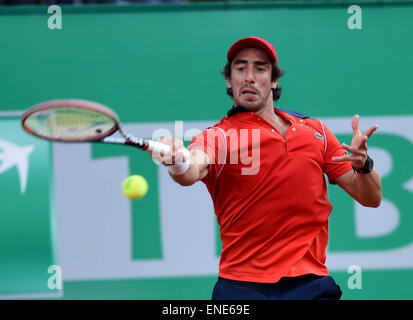 Istanbul, Türkei. 3. Mai 2015. Pablo Cuevas von Uruguay kehrt den Ball während der Herren Einzel Finale gegen Roger Federer der Schweiz im Jahr 2015 ATP World Tour Istanbul Open in Istanbul in der Türkei am 3. Mai 2015. Pablo Cuevas verloren 0-2. © He Canling/Xinhua/Alamy Live-Nachrichten Stockfoto