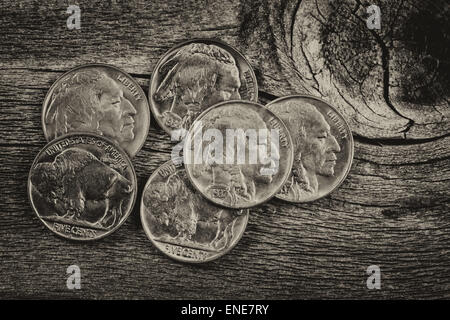 Vintage-Konzept der alten nickel Münzen auf rustikalen Holz Stockfoto