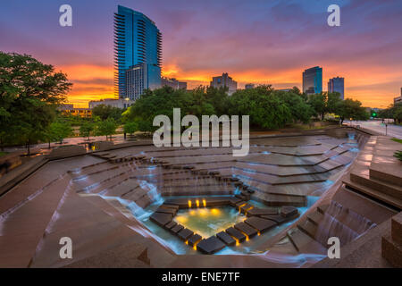 Fort Worth Wassergärten, Baujahr 1974, befindet sich am südlichen Ende der Innenstadt von Fort Worth, Texas, USA Stockfoto