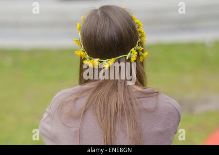 Mädchen mit Löwenzahn Haarring. Stockfoto