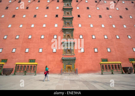 Der große rote Turm (Dahong Tai) im Putuo Zongcheng Tempel. Stockfoto