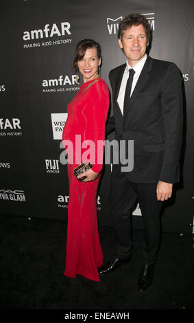 Prominente besuchen 2014 AmfAR LA Inspiration Gala zu Ehren Tom Ford in den Milk Studios.  Mitwirkende: Milla Jovovich, Paul W.S Anderson wo: Los Angeles, California, Vereinigte Staaten von Amerika bei: 29. Oktober 2014 Stockfoto