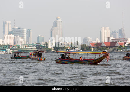 Boote auf dem Fluss Chao Phraya in Bangkok, Thailand, Asien Stockfoto