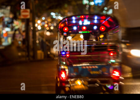 Verschwommene Tuk-Tuk in Patpong Night Market, Bangkok, Thailand, Asien Stockfoto