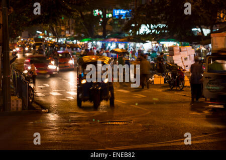 Verschwommene Tuk-Tuk in Patpong Night Market, Bangkok, Thailand, Asien Stockfoto