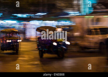 Verschwommene Tuk-Tuk in Patpong Night Market, Bangkok, Thailand, Asien Stockfoto