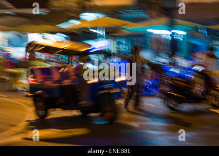 Verschwommene Tuk-Tuk in Patpong Night Market, Bangkok, Thailand, Asien Stockfoto