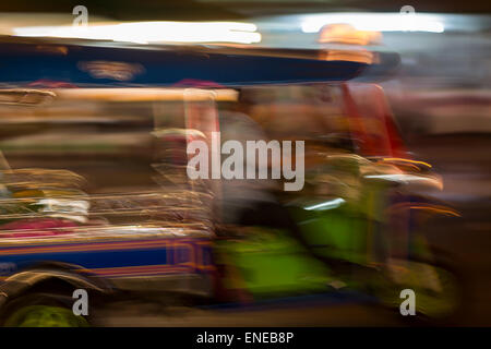 Verschwommene Tuk-Tuk in Patpong Night Market, Bangkok, Thailand, Asien Stockfoto