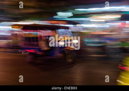 Verschwommene Tuk-Tuk in Patpong Night Market, Bangkok, Thailand, Asien Stockfoto