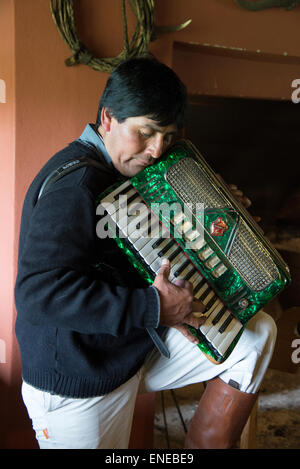 Eine traditionelle Gaucho Cowboy und Musiker auf einem Bauernhof in der patagonischen Wüste ist die größte Wüste in Argentinien Stockfoto