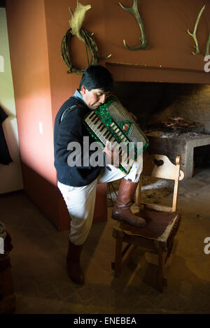 Eine traditionelle Gaucho Cowboy und Musiker auf einem Bauernhof in der patagonischen Wüste ist die größte Wüste in Argentinien Stockfoto