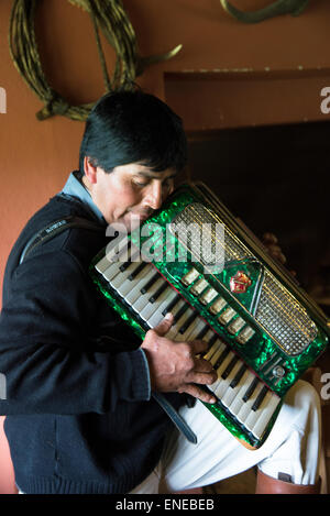 Eine traditionelle Gaucho Cowboy und Musiker auf einem Bauernhof in der patagonischen Wüste ist die größte Wüste in Argentinien Stockfoto