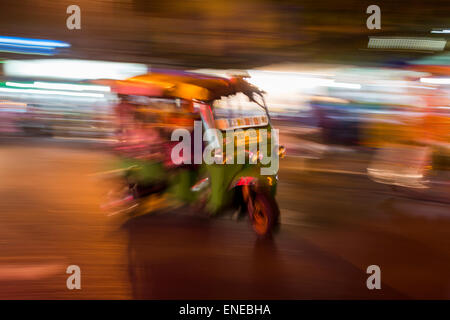 Verschwommene Tuk-Tuk in Patpong Night Market, Bangkok, Thailand, Asien Stockfoto