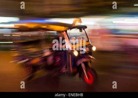 Verschwommene Tuk-Tuk in Patpong Night Market, Bangkok, Thailand, Asien Stockfoto