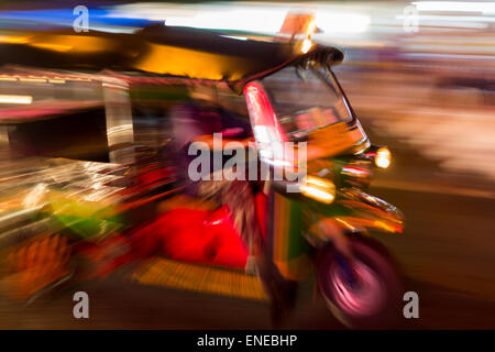 Verschwommene Tuk-Tuk in Patpong Night Market, Bangkok, Thailand, Asien Stockfoto