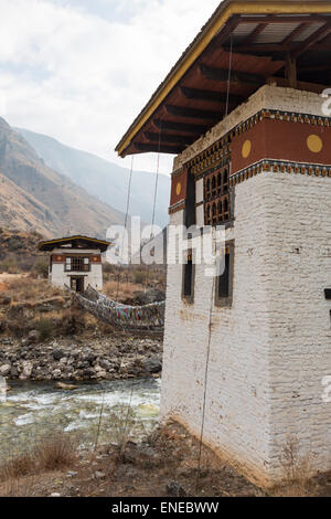 Traditionelle Eisenbrücke am Tamchhog Lhakhang auf Straße von Paro, Thimphu, Bhutan, Asien Stockfoto