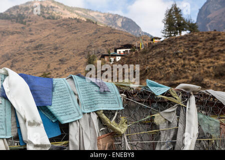 Traditionelle Eisenbrücke am Tamchhog Lhakhang auf Straße von Paro, Thimphu, Bhutan, Asien Stockfoto