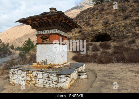 Bhutan Stil Chorten oder Stupa in Tamchhog Lhakhang, in der Nähe von Paro, Bhutan, Asien Stockfoto