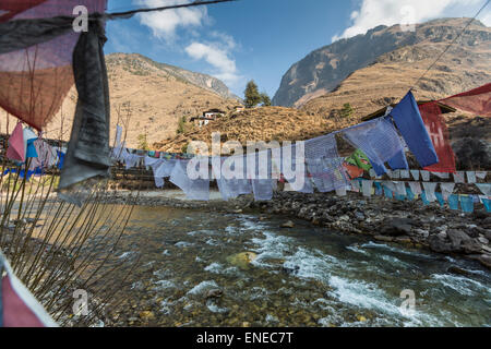 Traditionelle Eisenbrücke am Tamchhog Lhakhang auf Straße von Paro, Thimphu, Bhutan, Asien Stockfoto