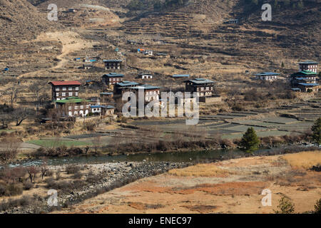 Bauernhäuser des kleinen Bauerndorf von Paro-Thimphu-Autobahn in Bhutan, Asien Stockfoto