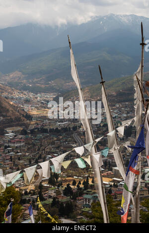 Bhutans Hauptstadt Thimphu, gesehen von Motithang, mit Gebetsfahnen Stockfoto