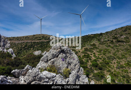 Windkraftanlagen auf Bergrücken, Peloponnes, Griechenland Stockfoto