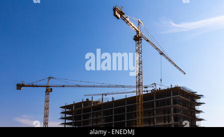 Baukräne auf der Baustelle am Himmelshintergrund Stockfoto