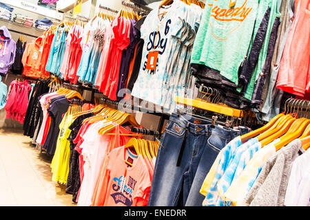 Superdry Kleidung Shop speichern shopping Damen Tops t Shirts Springfields Spalding Stadt Lincolnshire UK England Stockfoto