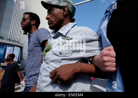 Tel Aviv - Israel, 03.05.2015 Mitglieder der Beta Israel Gemeinschaft auch als äthiopische Juden in Tel Aviv gegen Rassismus protestieren in der israelischen Gesellschaft und die Brutalität der Polizei am 03. Mai 2015 bekannt. Gewalt verschlungen im Zentrum von Tel Aviv auf Sonntag Nacht, als anti-Brutalität der Polizei Protest von Ethiopian-Israelis gesponnen aus Steuerung heraus, mit den Demonstranten warfen Steine und Flaschen auf Polizisten, die blendgranaten gefeuert und belastet den Platz immer wieder auf dem Rücken der Pferde. Stockfoto