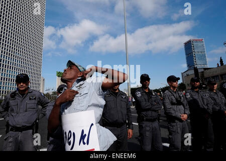 Tel Aviv - Israel, 03.05.2015 Mitglieder der Beta Israel Gemeinschaft auch als äthiopische Juden in Tel Aviv gegen Rassismus protestieren in der israelischen Gesellschaft und die Brutalität der Polizei am 03. Mai 2015 bekannt. Gewalt verschlungen im Zentrum von Tel Aviv auf Sonntag Nacht, als anti-Brutalität der Polizei Protest von Ethiopian-Israelis gesponnen aus Steuerung heraus, mit den Demonstranten warfen Steine und Flaschen auf Polizisten, die blendgranaten gefeuert und belastet den Platz immer wieder auf dem Rücken der Pferde. Stockfoto