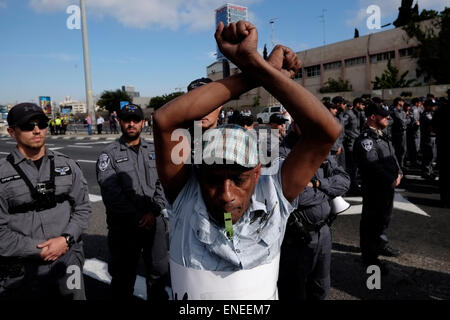 Tel Aviv - Israel, 03.05.2015 Mitglieder der Beta Israel Gemeinschaft auch als äthiopische Juden in Tel Aviv gegen Rassismus protestieren in der israelischen Gesellschaft und die Brutalität der Polizei am 03. Mai 2015 bekannt. Gewalt verschlungen im Zentrum von Tel Aviv auf Sonntag Nacht, als anti-Brutalität der Polizei Protest von Ethiopian-Israelis gesponnen aus Steuerung heraus, mit den Demonstranten warfen Steine und Flaschen auf Polizisten, die blendgranaten gefeuert und belastet den Platz immer wieder auf dem Rücken der Pferde. Stockfoto