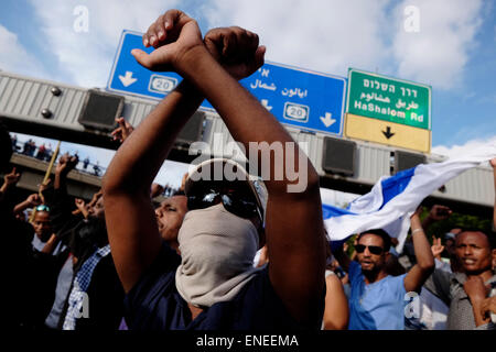 Tel Aviv - Israel, 03.05.2015 Mitglieder der Beta Israel Gemeinschaft auch als äthiopische Juden in Tel Aviv gegen Rassismus protestieren in der israelischen Gesellschaft und die Brutalität der Polizei am 03. Mai 2015 bekannt. Gewalt verschlungen im Zentrum von Tel Aviv auf Sonntag Nacht, als anti-Brutalität der Polizei Protest von Ethiopian-Israelis gesponnen aus Steuerung heraus, mit den Demonstranten warfen Steine und Flaschen auf Polizisten, die blendgranaten gefeuert und belastet den Platz immer wieder auf dem Rücken der Pferde. Stockfoto