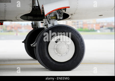 Detail-Aufnahme mit großen Flugzeug Räder und Fahrwerk Stockfoto