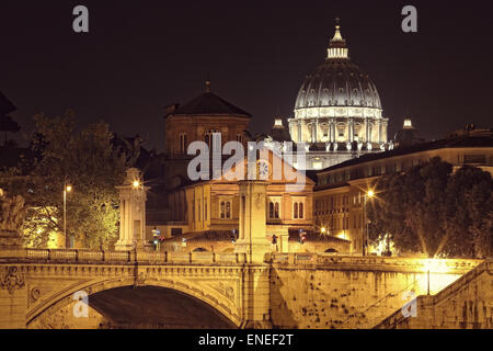 Vatikanstadt und die Basilika von St. Peter in der Nacht Stockfoto