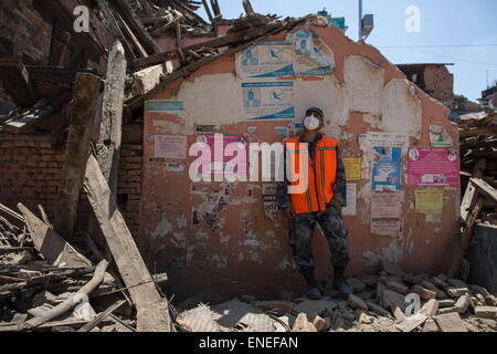 Kathmandu, Nepal. 3. Mai 2015. Ein Rettungsteam der nepalesischen Armee ist die reduzierte und beschädigte Häuser beobachten, wie er eine Pause in der Mitte von den Trümmern, verursacht durch das eingestürzte Gebäude in das kleine Dorf Sankhu außerhalb Kathmandu. Nepalese Erdbeben-Überlebenden außerhalb Khatmandu warten noch mehr Zubehör und Hilfe aus der rettet, mehr als eine Woche nach dem tödlichen Erdbeben, die mehr als 7000 Menschen in Nepal, um 14000 verletzte und mehr als 500000 obdachlose Menschen zu töten. © Guillaume Payen/ZUMA Wire/ZUMAPRESS.com/Alamy Live-Nachrichten Stockfoto