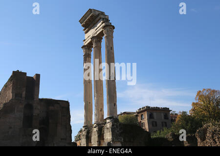 Italien. Rom. Das Forum Romanum. Tempel des Castor und Pollux. Blick auf die drei Spalten. Stockfoto