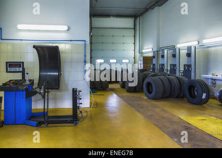 LKW-Reifen oder Reifen Reparatur Shop Service Interieur mit Auswuchtmaschine Stockfoto